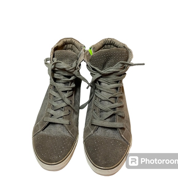 AMERICAN EAGLE OUTFITTERS Canvas High-Top Sneakers w/ Studs & Contrasting Zipper - Picture 2 of 6